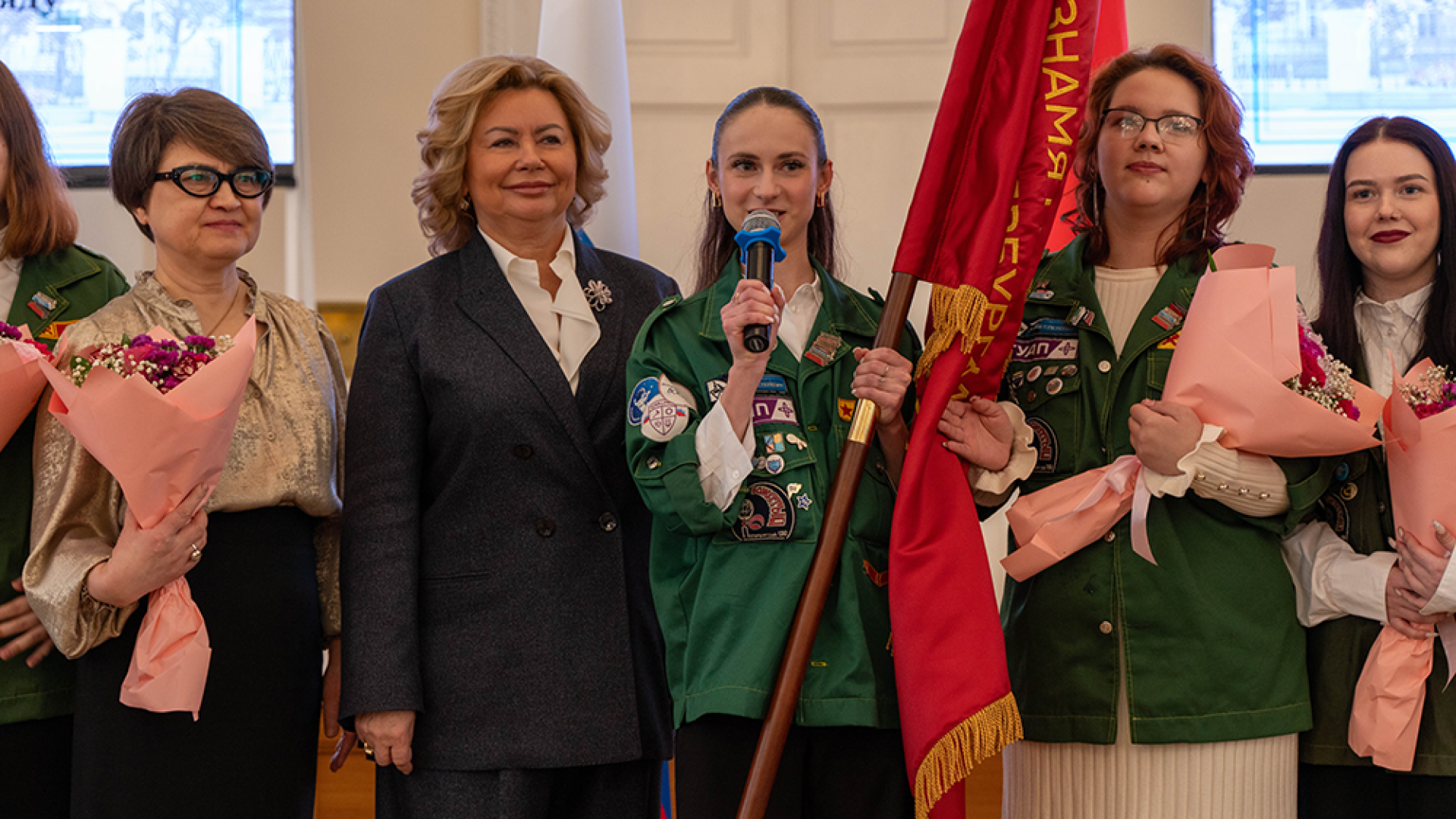 В Санкт-Петербурге вручили Почетное знамя Губернатора лучшему студенческому отряду города