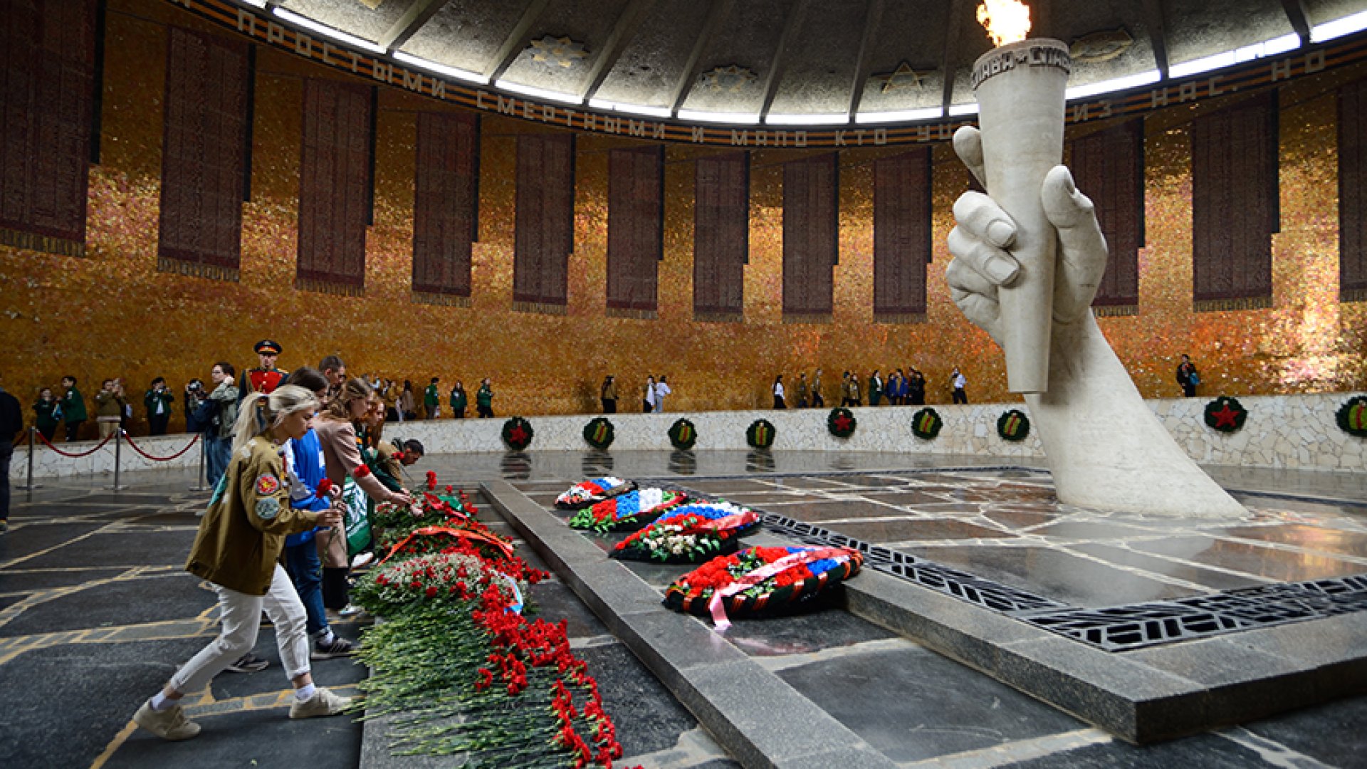 Студенты Петербурга приняли участие в торжественном этапе Всероссийской патриотической акции «Поклонимся великим тем годам», посвященный 80-летию окончания Сталинградской битвы