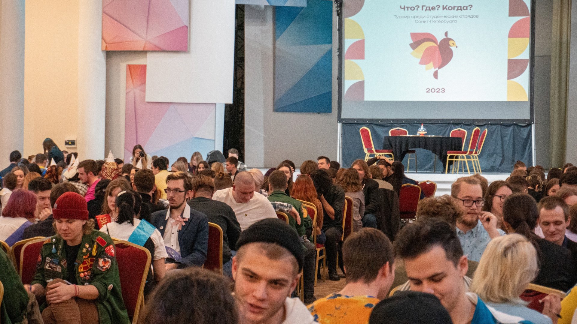 40 команд студенческих отрядов Санкт-Петербурга сразились в финале интеллектуального турнира «Что? Где? Когда?»
